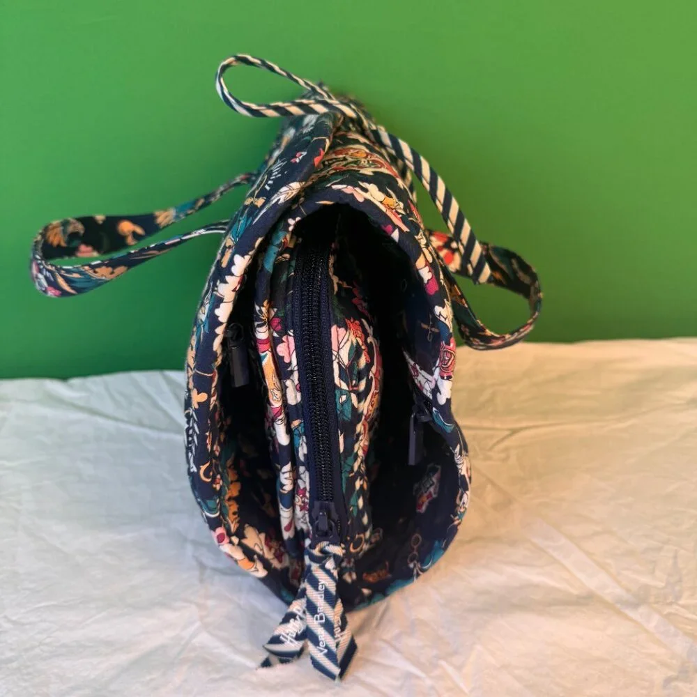 Vera Bradley 'Home to Hogwarts' Shower/Travel/Cosmetics Hanging Bag - Picture 4 of 9